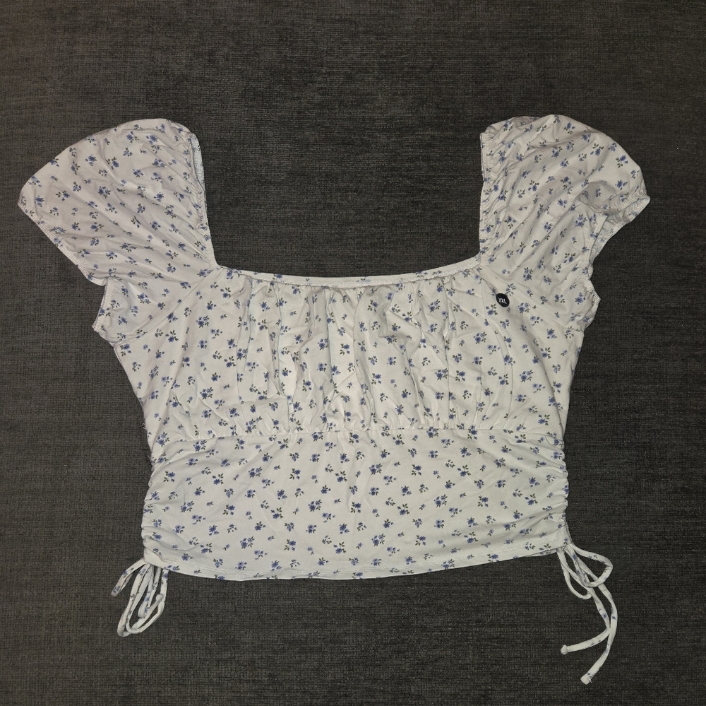 Side-Cinch Ruched Tee - Picture 2 of 4